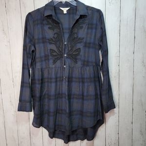 Sun & Shadow Women's Tunic Size M Blue Plaid Studded Gingham Shirt Top Cotton.